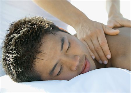 simsearch:695-05770250,k - Homme recevant le massage du dos Photographie de stock - Premium Libres de Droits, Code: 695-05763472