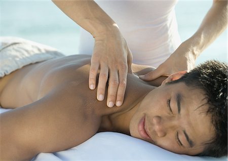 simsearch:695-05770250,k - Homme recevant le massage du dos Photographie de stock - Premium Libres de Droits, Code: 695-05763473