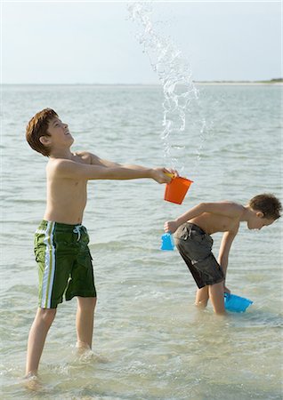 simsearch:632-01156987,k - Boys playing in ocean with buckets Stock Photo - Premium Royalty-Free, Code: 695-05763586