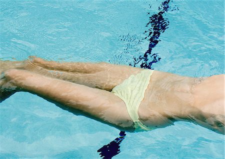 simsearch:695-05763702,k - Femme flottant sur le dos dans la piscine, moyenne section Photographie de stock - Premium Libres de Droits, Code: 695-05763708