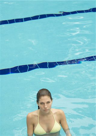 simsearch:695-05763702,k - Femme debout dans la piscine, en regardant la caméra Photographie de stock - Premium Libres de Droits, Code: 695-05763716