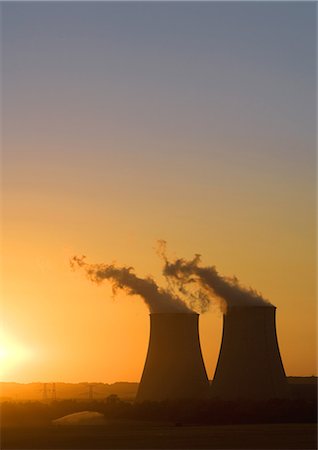 Tours de refroidissement nucléaires au coucher du soleil Photographie de stock - Premium Libres de Droits, Code: 695-05763788