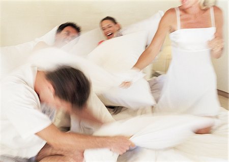 simsearch:695-03385139,k - Family having pillow fight, blurred motion Foto de stock - Sin royalties Premium, Código: 695-05774019