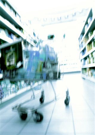 simsearch:649-03883416,k - Shopping cart in supermarket, blurred Foto de stock - Royalty Free Premium, Número: 695-05774125