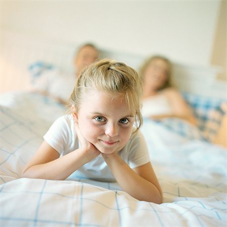simsearch:632-01141193,k - Girl lying at end of parent's bed Foto de stock - Sin royalties Premium, Código: 695-05774225