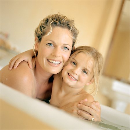 Woman and girl in bathtub, smiling, portrait Foto de stock - Sin royalties Premium, Código: 695-05774223