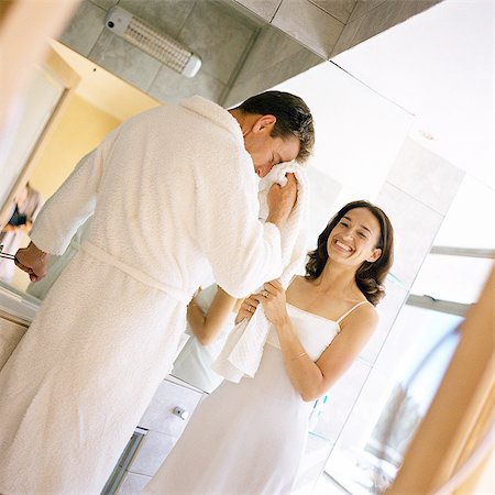 Homme et femme debout dans la salle de bain Photographie de stock - Premium Libres de Droits, Code: 695-05774237