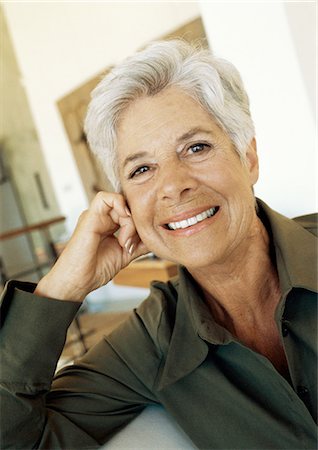 simsearch:695-03384141,k - Senior woman smiling, portrait Fotografie stock - Premium Royalty-Free, Codice: 695-05774315