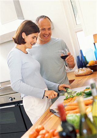 Woman chopping vegetables, man holding glass of wine Stock Photo - Premium Royalty-Free, Code: 695-05774338