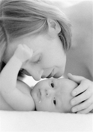 simsearch:695-05780562,k - Mère de flexion pour embrasser le bébé couché sur le dos, b&w Photographie de stock - Premium Libres de Droits, Code: 695-05774637