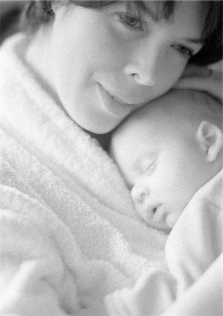 simsearch:632-01141193,k - Mother holding sleeping infant against chest, b&w Foto de stock - Sin royalties Premium, Código: 695-05774640