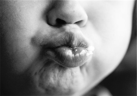 Child puckering lips, close-up on mouth, b&w. Foto de stock - Sin royalties Premium, Código: 695-05774756