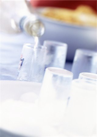 Vodka being poured into shot glasses Foto de stock - Sin royalties Premium, Código: 695-05774845