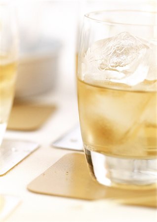 simsearch:695-05774901,k - Alcoholic drink with ice cubes Fotografie stock - Premium Royalty-Free, Codice: 695-05774842