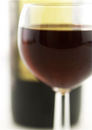 simsearch:695-05774902,k - Glas Rotwein, Flasche im Hintergrund Stockbilder - Premium RF Lizenzfrei, Bildnummer: 695-05774858