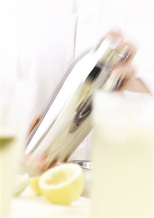 Hands shaking cocktail shaker, blurred motion Foto de stock - Sin royalties Premium, Código: 695-05774879