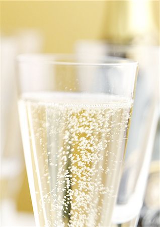 simsearch:400-05748491,k - Glass of champagne, close-up Foto de stock - Royalty Free Premium, Número: 695-05774890
