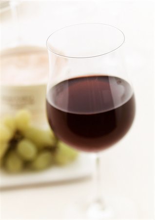 simsearch:695-05774901,k - Glass of red wine, blurred Fotografie stock - Premium Royalty-Free, Codice: 695-05774900