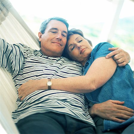 Couple d'âge mûr se trouvant dans le hamac Photographie de stock - Premium Libres de Droits, Code: 695-05775110