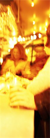 Adults drinking at bar, blurred Foto de stock - Sin royalties Premium, Código: 695-05775195