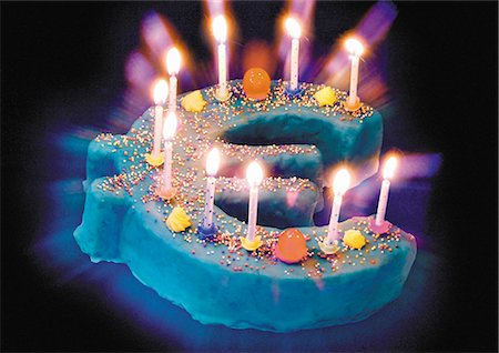 simsearch:695-03386048,k - Gâteau d'anniversaire signe euro avec dix bougies allumées sur le dessus. Photographie de stock - Premium Libres de Droits, Code: 695-05775222