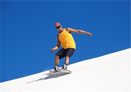 Man snowboarding, low angle view. Foto de stock - Sin royalties Premium, Código: 695-05775239