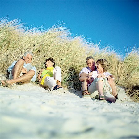 simsearch:695-05775309,k - Two mature couples sitting on beach Foto de stock - Sin royalties Premium, Código: 695-05775304