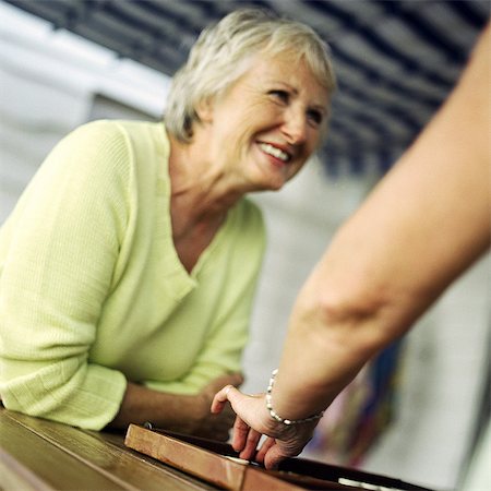 Mature woman sitting, playing backgammon, portrait Foto de stock - Sin royalties Premium, Código: 695-05775317