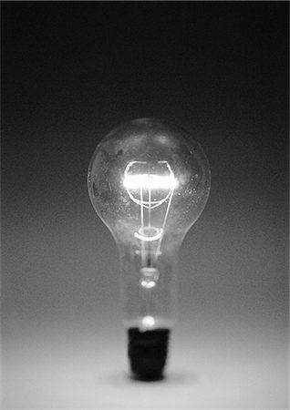 Light bulb, b&w. Foto de stock - Royalty Free Premium, Número: 695-05775530