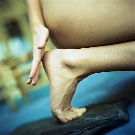 female foot massage - Femme accroupie, gros plan des mains sur talon Photographie de stock - Premium Libres de Droits, Code: 695-05776029