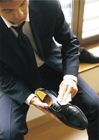 pulir - Man in suit polishing shoe, close-up Foto de stock - Sin royalties Premium, Código: 695-05776134