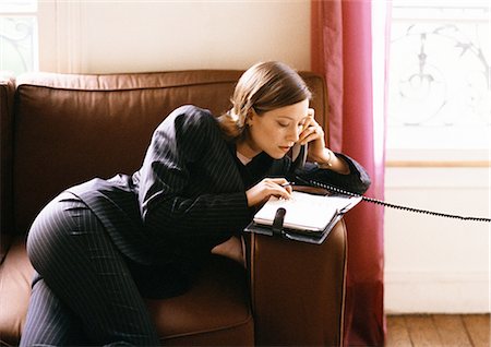 Femme sur le téléphone, regardant l'ordre du jour Photographie de stock - Premium Libres de Droits, Code: 695-05776215