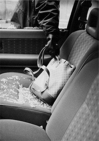 Thief stealing bag from car, close-up, b&w Foto de stock - Sin royalties Premium, Código: 695-05776367