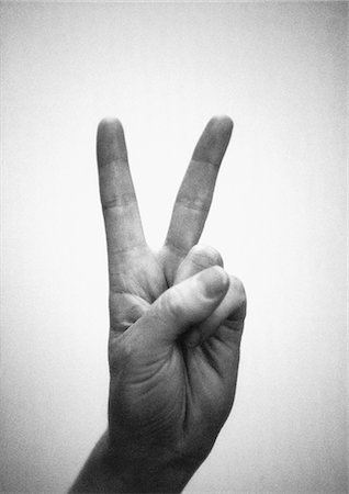 simsearch:695-05776390,k - Hand forming victory sign, close-up, b&w Foto de stock - Sin royalties Premium, Código: 695-05776385