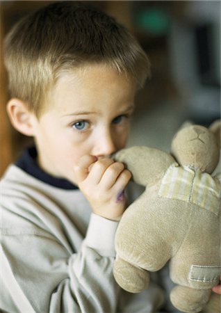 sucer son pouce - Enfant avec le pouce en peluche bouche holding, portrait Photographie de stock - Premium Libres de Droits, Code: 695-05776486