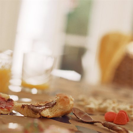 Table malpropre avec petit déjeuner restes Photographie de stock - Premium Libres de Droits, Code: 695-05776531