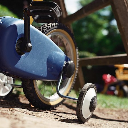 rodinha da bicicleta - Child's bike with training wheels Foto de stock - Royalty Free Premium, Número: 695-05776571