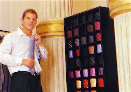 simsearch:695-05776712,k - Homme brandissant de cravate au cou en magasin, floue. Photographie de stock - Premium Libres de Droits, Code: 695-05776714