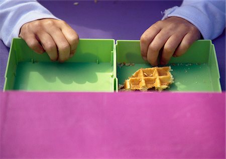 Child's hands and half-eaten waffle in drawer Foto de stock - Sin royalties Premium, Código: 695-05776877