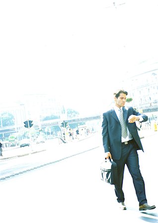 simsearch:695-03382908,k - Businessman in street, checking the time Fotografie stock - Premium Royalty-Free, Codice: 695-05776937