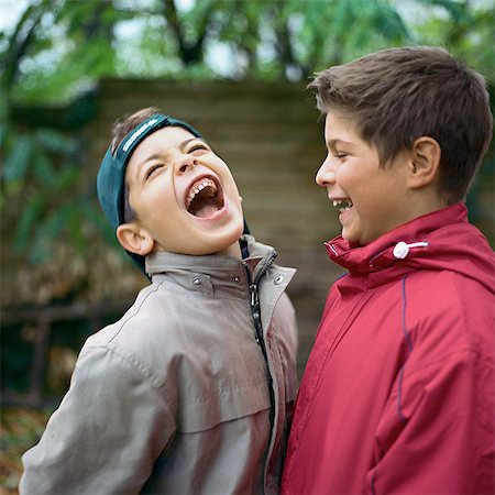 Two boys laughing outside Foto de stock - Sin royalties Premium, Código: 695-05777055