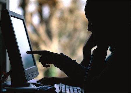 Children using computer, silhouette Foto de stock - Royalty Free Premium, Número: 695-05777071