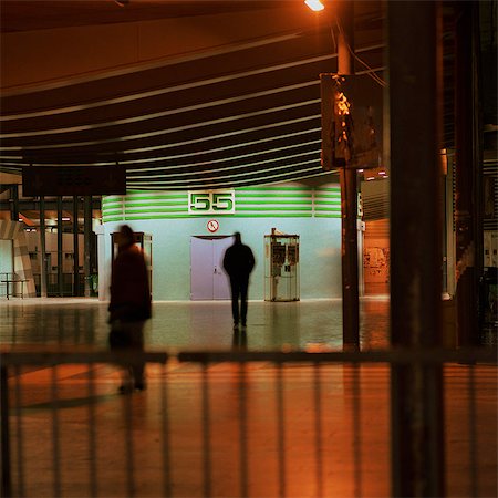 Couloir dans la station de train de nuit Photographie de stock - Premium Libres de Droits, Code: 695-05777089