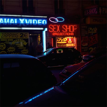 Sex shop illuminated by neon sign at night Foto de stock - Royalty Free Premium, Número: 695-05777098