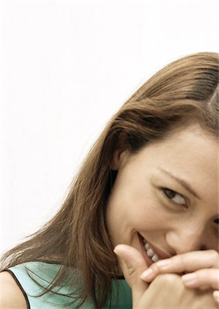 Woman smiling, head tilted towards hands, partial view, portrait Foto de stock - Royalty Free Premium, Número: 695-05777106