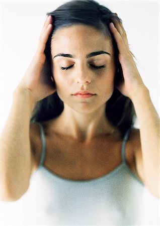 Woman with eyes closed holding head, front view Foto de stock - Royalty Free Premium, Número: 695-05777166