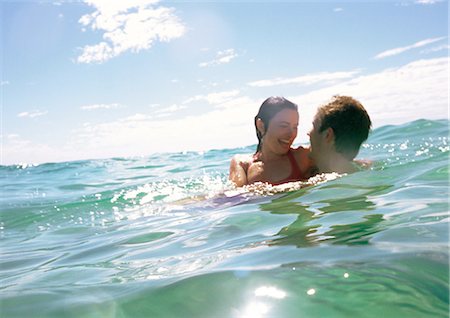 Couple hugging in sea Foto de stock - Royalty Free Premium, Número: 695-05777199
