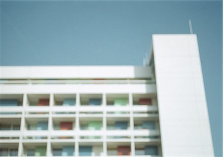 Apartment building, low angle view, defocused Foto de stock - Royalty Free Premium, Número: 695-05777242