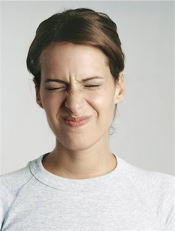 Young woman squeezing eyes shut, close-up Foto de stock - Sin royalties Premium, Código: 695-05777258
