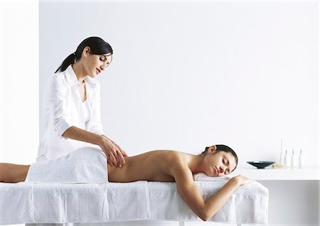 Woman massaging second woman on massage table Foto de stock - Sin royalties Premium, Código: 695-05777349
